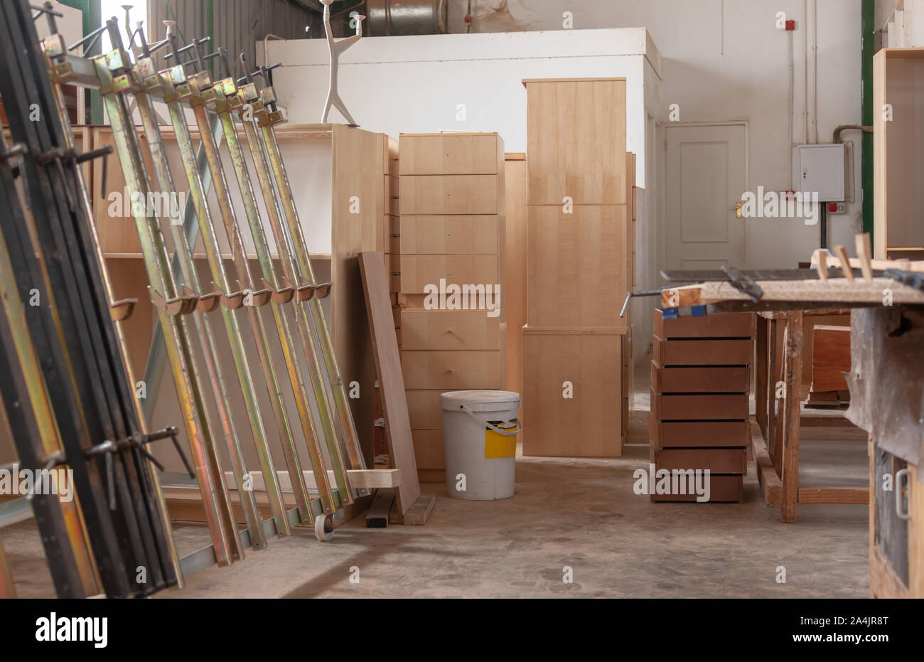 Fabbrica di mobili a Gaborone, Botswana, all'interno di un magazzino con una moltitudine di macchine Foto Stock
