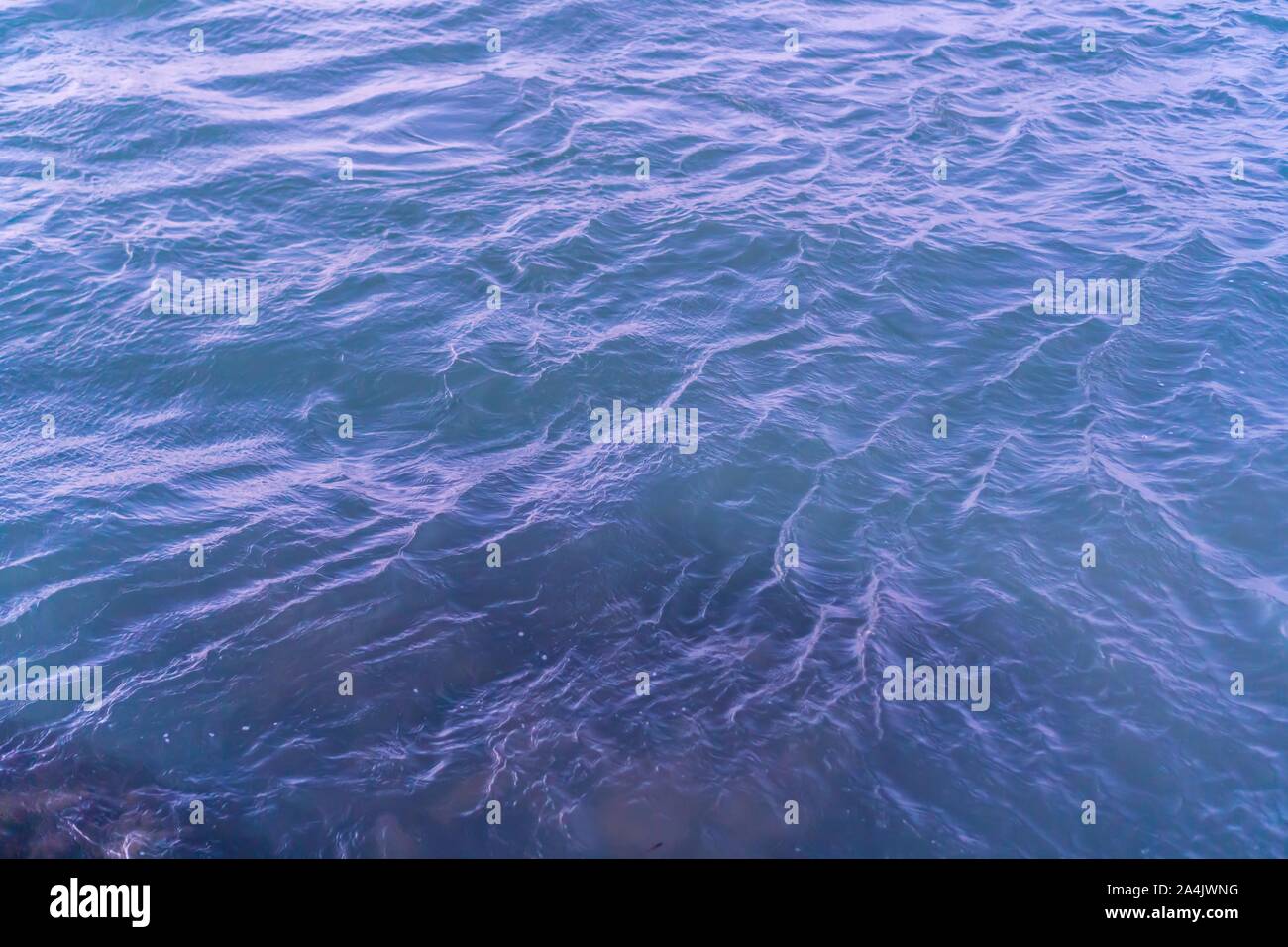 La texture del freddo blu superficie dell'acqua calma del mare Foto Stock