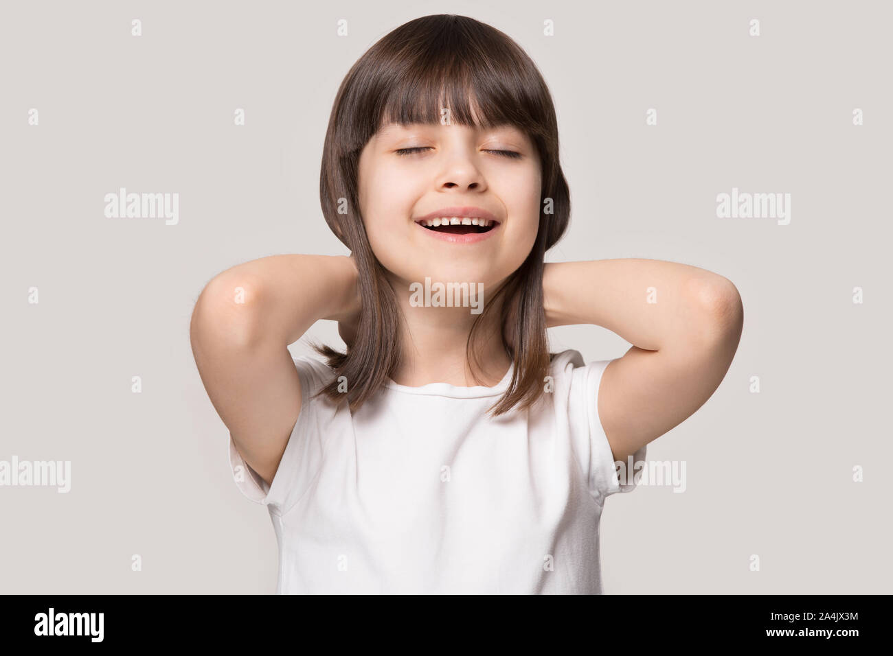 Felice piccolo Sorriso ragazza respirando un buon odore fresco Foto Stock