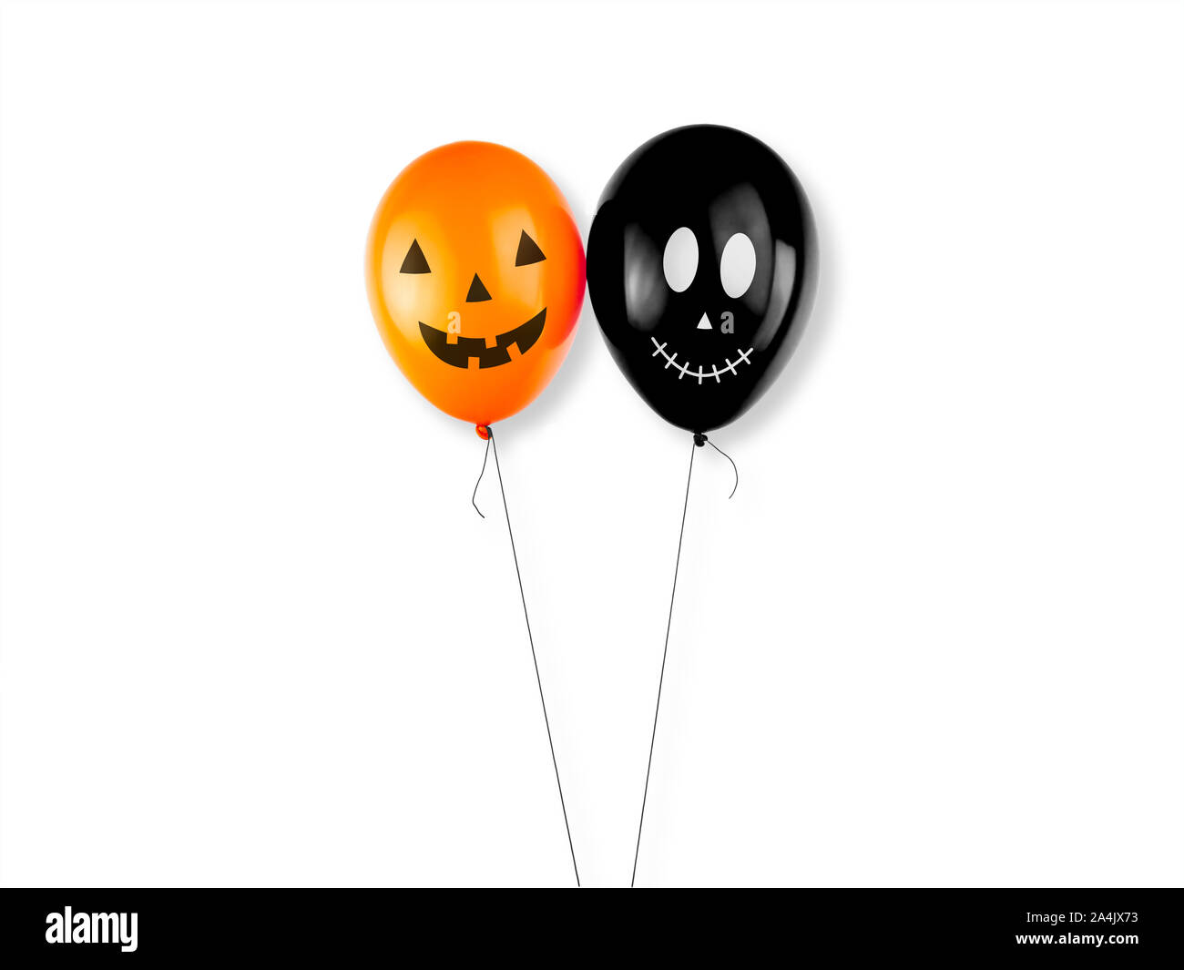 Arancione e nero di palloncini con zucca e ghost volti felici su uno sfondo bianco. Elementi di Halloween, testo e copia dello spazio. Foto Stock