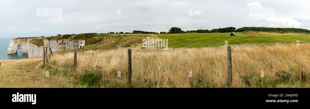 Etretat, Seine-Maritime / Francia - 14 agosto 2019: le persone godono di giocare l'Etretat campo da golf sulla costa della Normandia Foto Stock