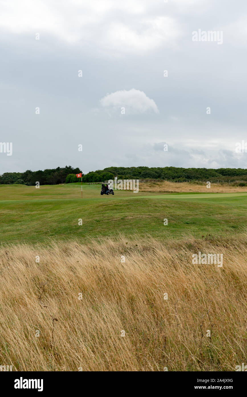 Etretat, Seine-Maritime / Francia - 14 agosto 2019: le persone godono di giocare l'Etretat campo da golf sulla costa della Normandia Foto Stock