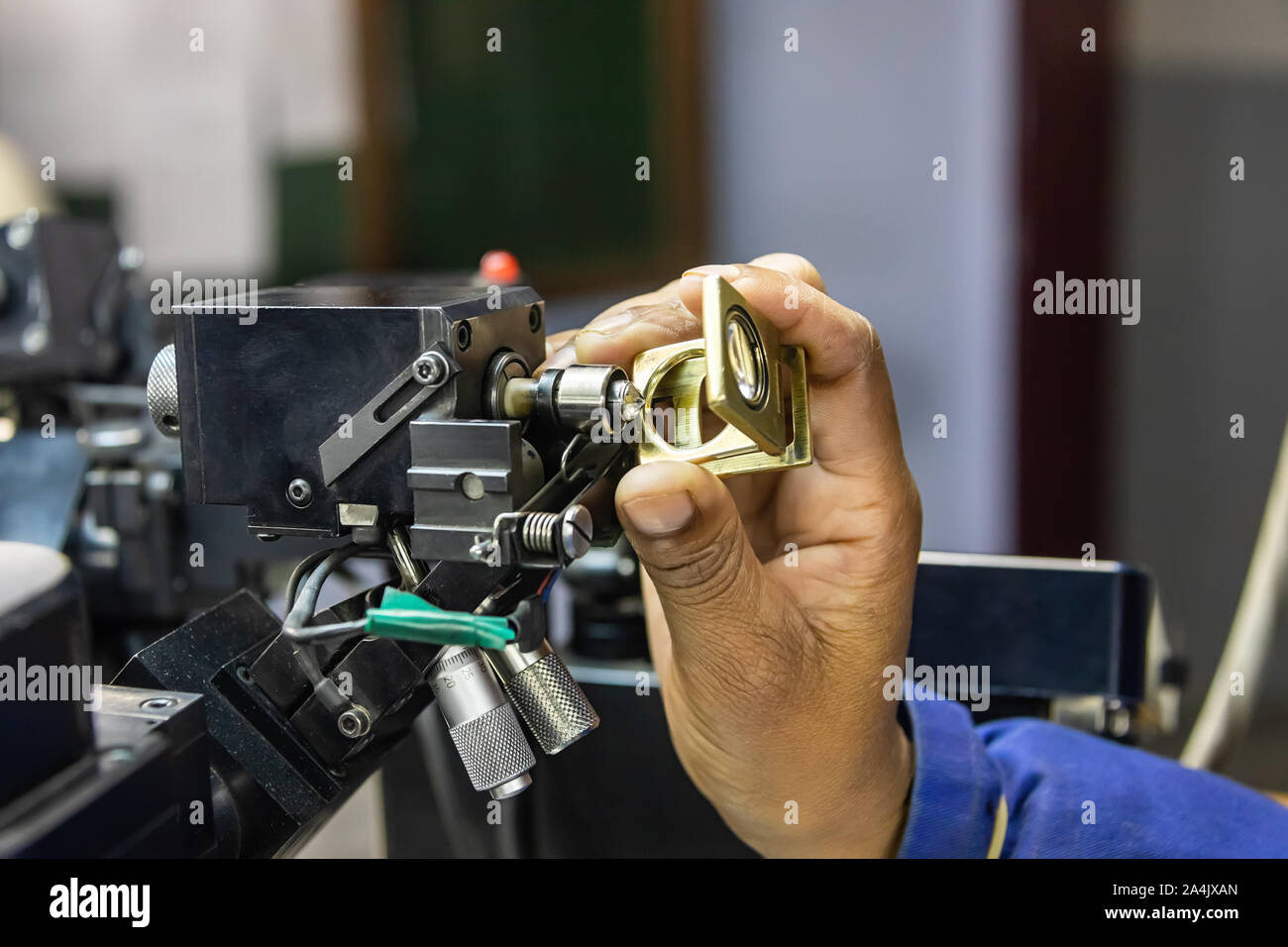 La classificazione chiarezza sui diamanti, microscopio e la lente di ingrandimento, la donna africana lavorando Foto Stock