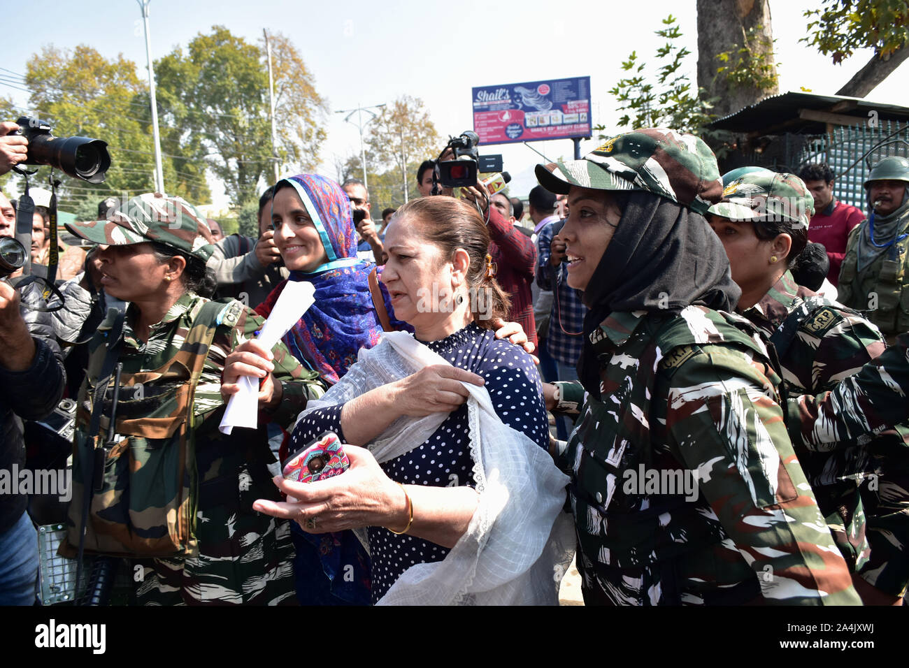 Indiano forze paramilitari arresto di un manifestante durante la dimostrazione.Le Donne del Kashmir tenere una manifestazione di protesta contro l'abrogazione dell'articolo 370 dal governo centrale che concede lo status speciale di Jammu e Kashmir. Foto Stock