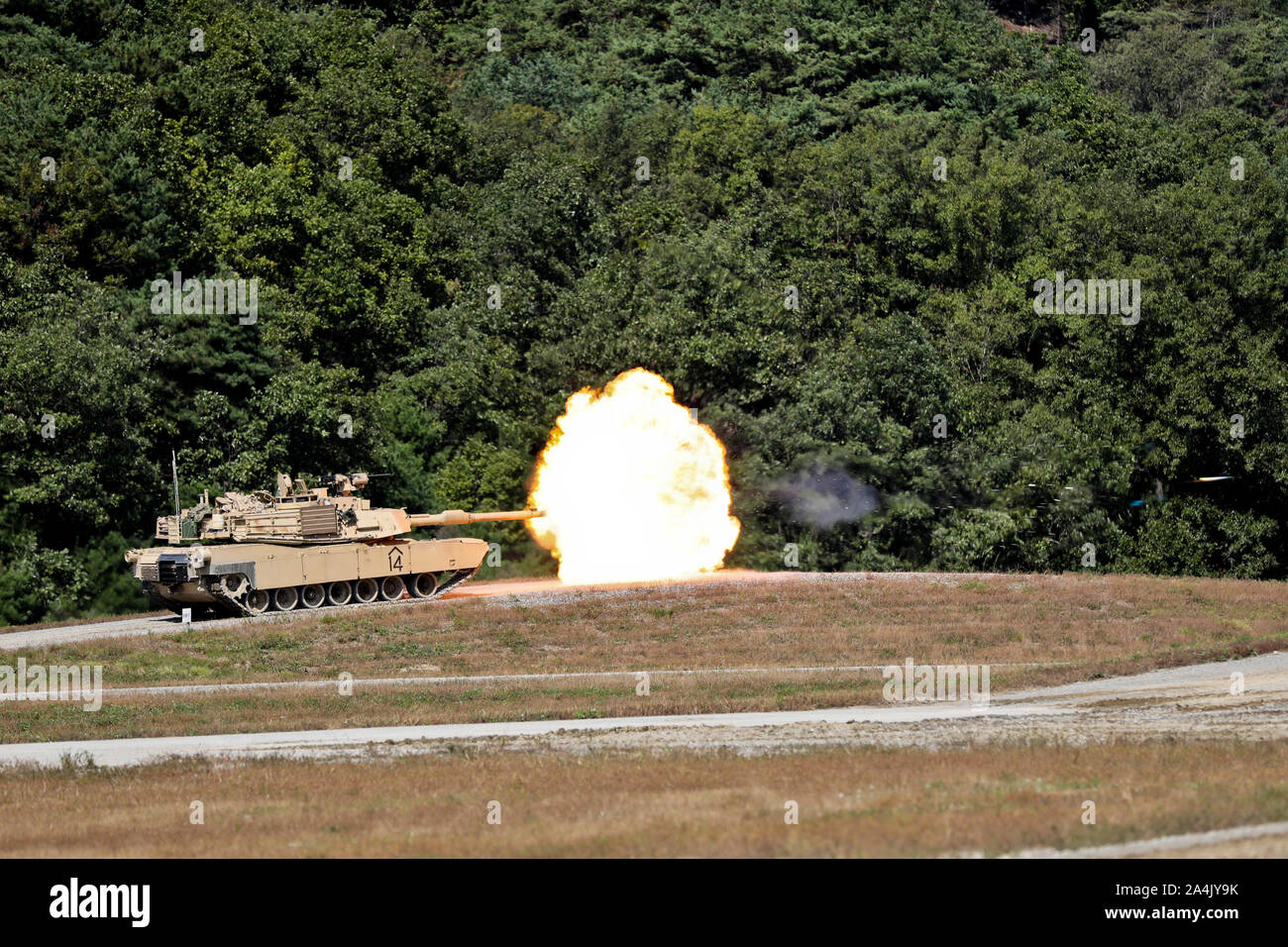 Stati Uniti Army M1A2 Abrams equipaggio da 6-9 reggimento di cavalleria, 3° Brigata corazzate contro la squadra, 1° Divisione di cavalleria, incendi la pistola principale durante un intervallo di qualificazione a Rodriguez Live Incendio Campo, Repubblica di Corea, Ottobre 8, 2019. 3° ABCT, 1° Cav. Div. da Fort Hood, Texas è attualmente in rotazione al R.O.K. (U.S. Foto dell'esercito da Staff Sgt. Giacobbe Kohrs, ventesimo PAD) Foto Stock