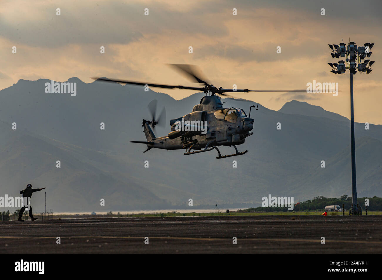 Stati Uniti Marines con Marine Attacco leggero elicottero Squadron (HMLA) 169 condurre operazioni di volo durante l'esercizio KAMANDAG 3 Presso Subic Bay, Filippine, 10 ottobre, 2019. Gli Stati Uniti è orgogliosa di partecipare a questa Philippine-led, esercizio bilaterale al fine di sviluppare competenze su una vasta gamma di operazioni militari. (U.S. Marine Corps foto di Cpl. Seth Rosenberg) Foto Stock