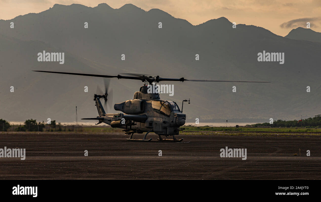 Stati Uniti Marines con Marine Attacco leggero elicottero Squadron (HMLA) 169 condurre operazioni di volo durante l'esercizio KAMANDAG 3 Presso Subic Bay, Filippine, 10 ottobre, 2019. Gli Stati Uniti è orgogliosa di partecipare a questa Philippine-led, esercizio bilaterale al fine di sviluppare competenze su una vasta gamma di operazioni militari. (U.S. Marine Corps foto di Cpl. Seth Rosenberg) Foto Stock