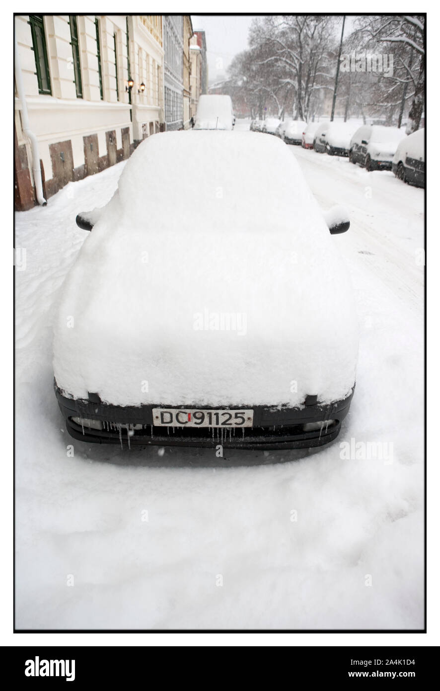 Auto parcheggiate in neve Foto Stock