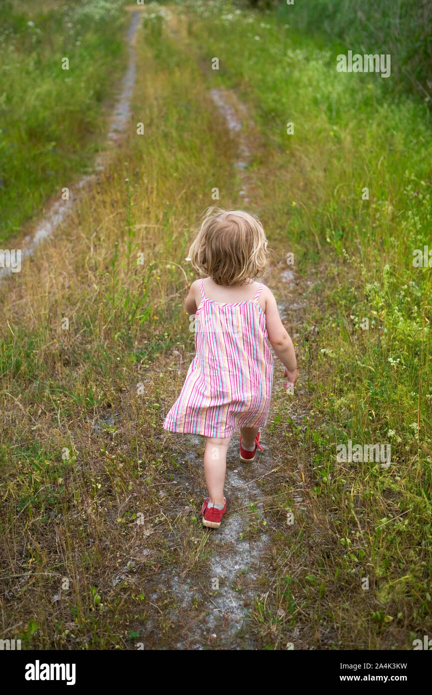 Giovane ragazza sul percorso Foto Stock