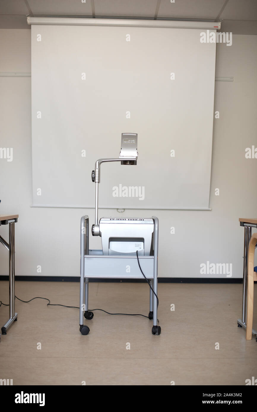Un proiettore a soffitto bianco in una sala conferenze/classe moderna  (immagine a colori Foto stock - Alamy