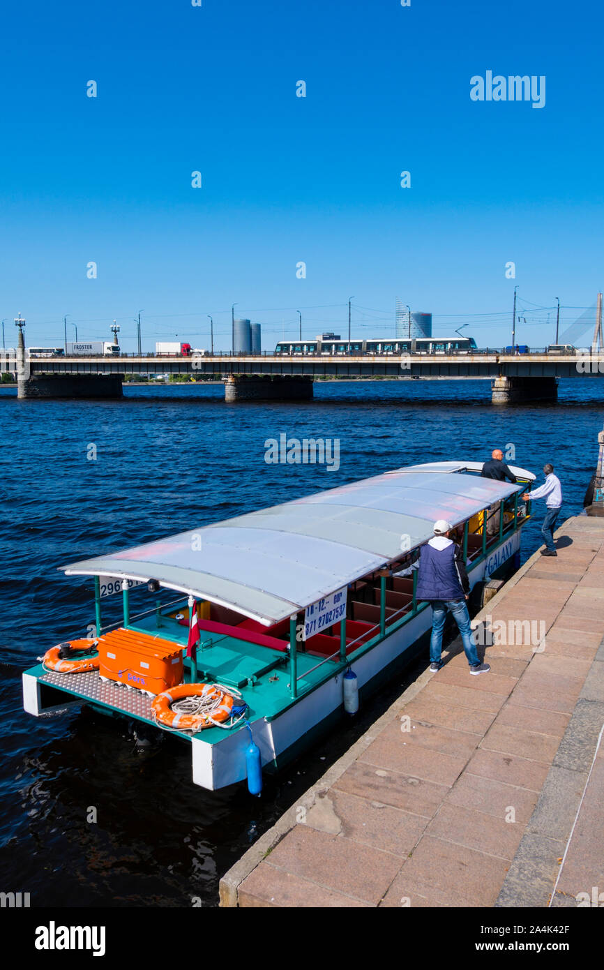 Gita turistica giro sul fiume in barca, Riverside, Riga, Lettonia Foto Stock