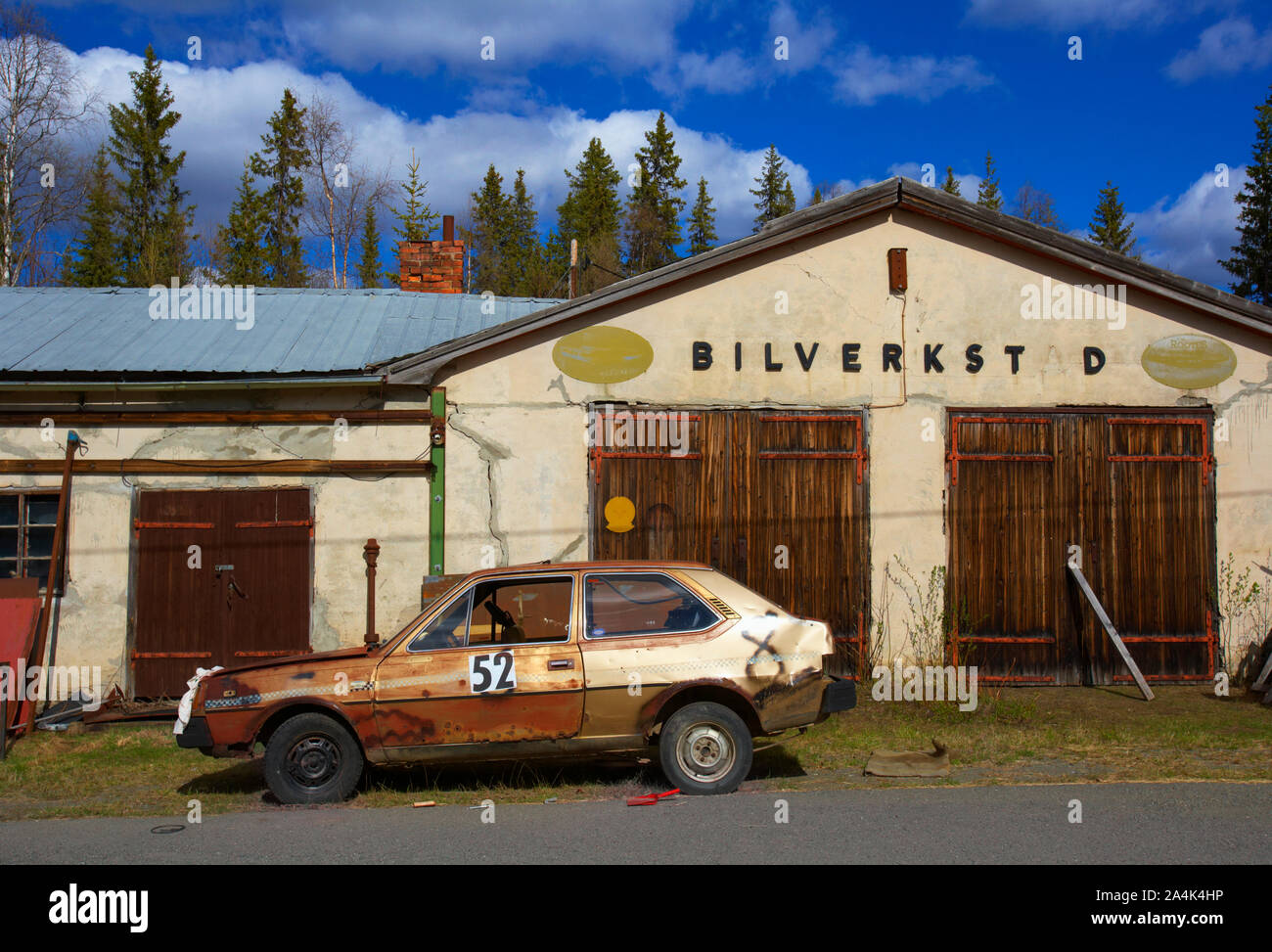 Vecchia auto parcheggiate nella parte anteriore del negozio di riparazioni auto in Norvegia Foto Stock