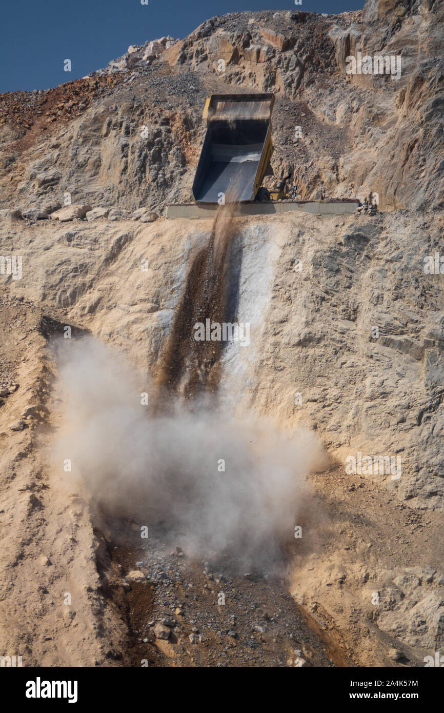 Dumper pietre di scarico dalla miniera di dump Foto Stock