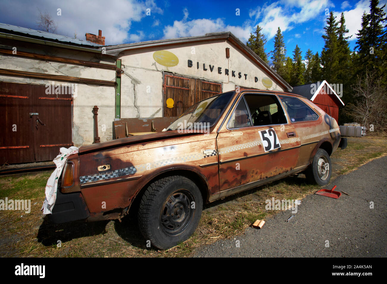 Vecchia auto parcheggiate nella parte anteriore del negozio di riparazioni auto in Norvegia Foto Stock