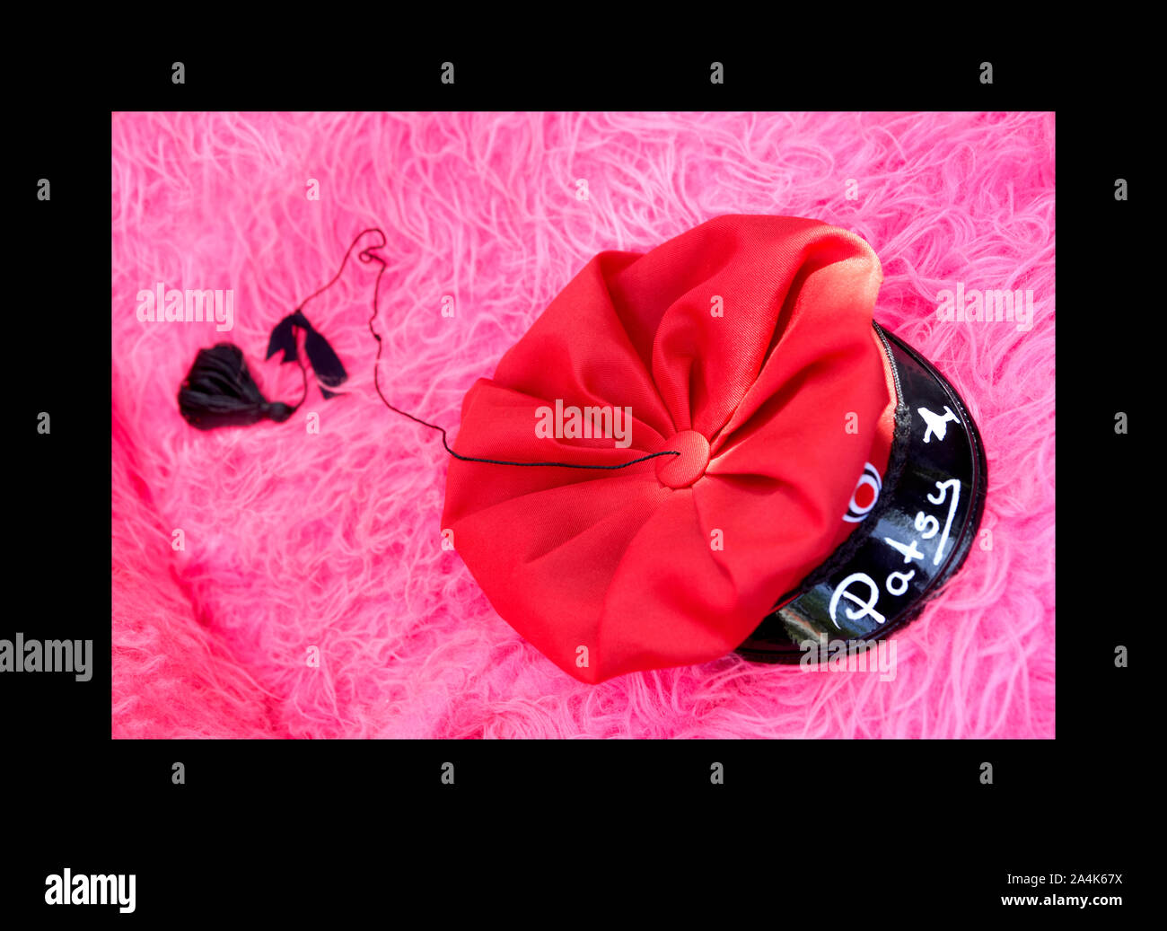 Russ - sesto formatori - cappello indossato da russ - giacente sul tappeto rosa Foto Stock