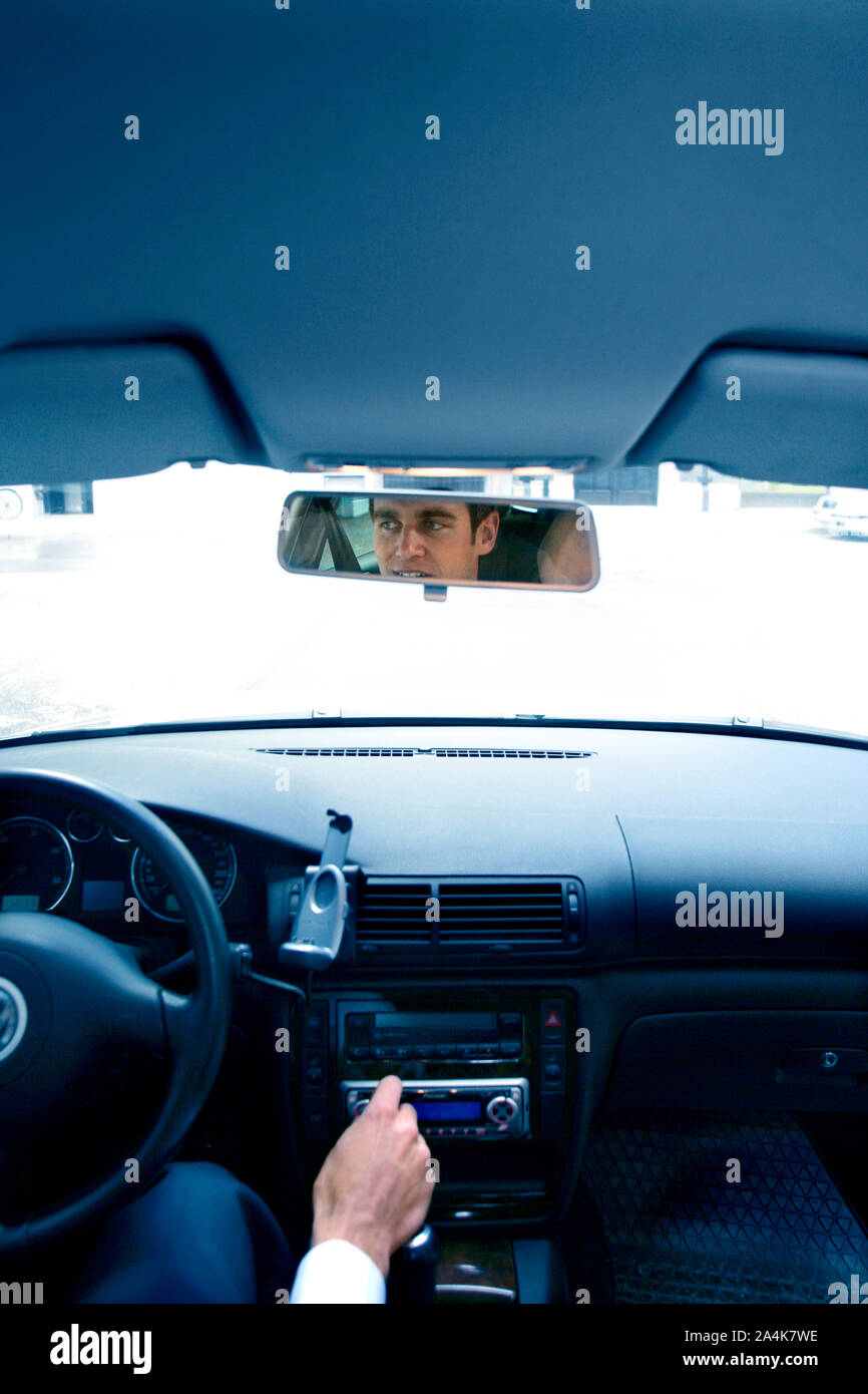 Alzare il volume della radio - Sterzo - concentrazione Foto Stock