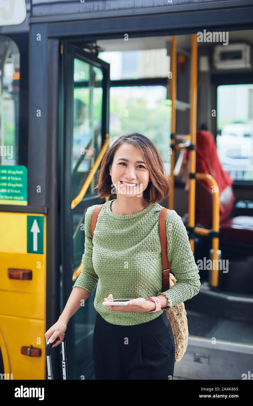 Un viaggiatore asiatici andando fuori il bus terminal Foto Stock