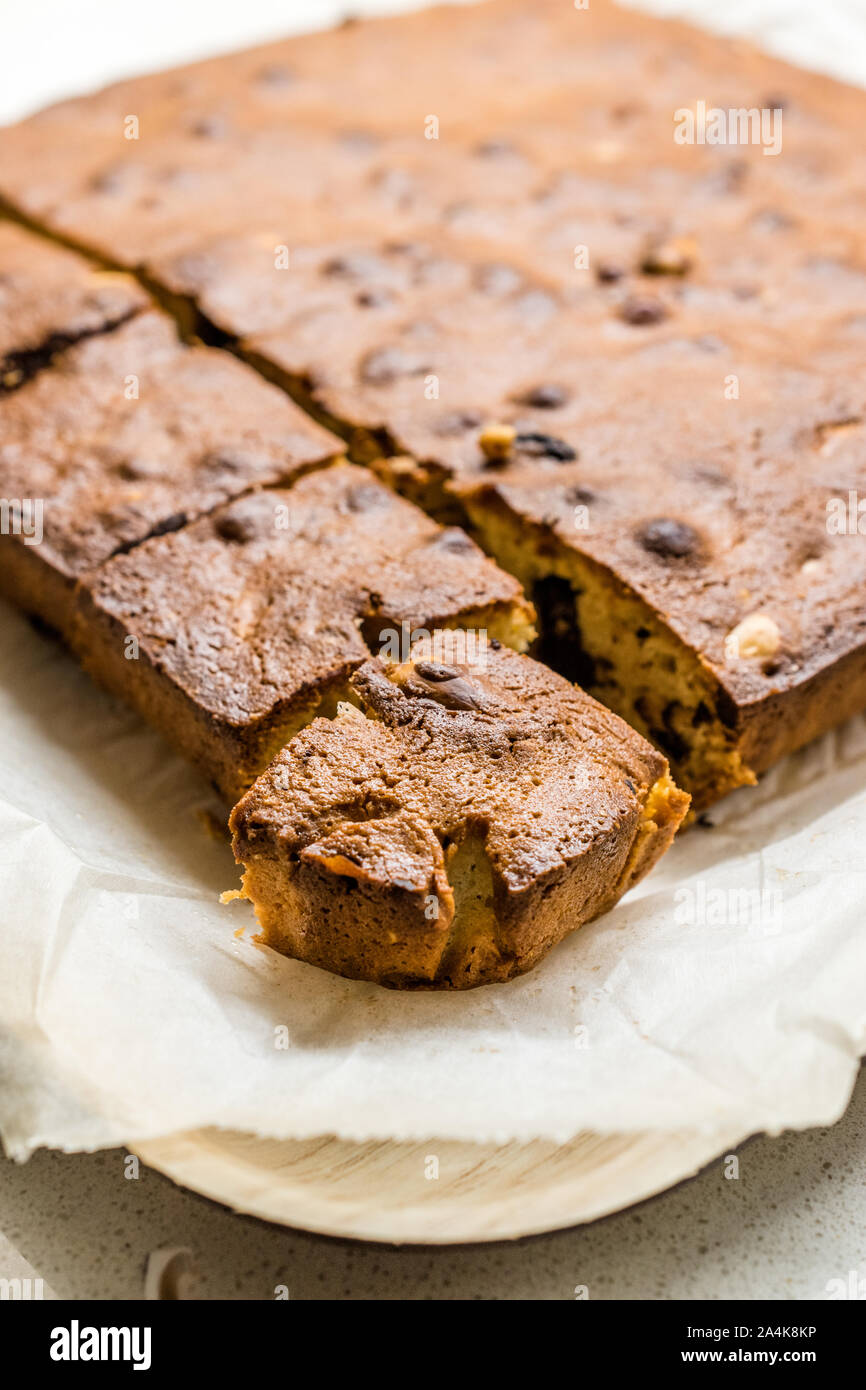 Blondie brownie con burro di arachidi, il cioccolato bianco e arachidi tostate. Torte fatte in casa Dessert / bionda Brownie pezzi. Torte fatte in casa Dessert. Foto Stock