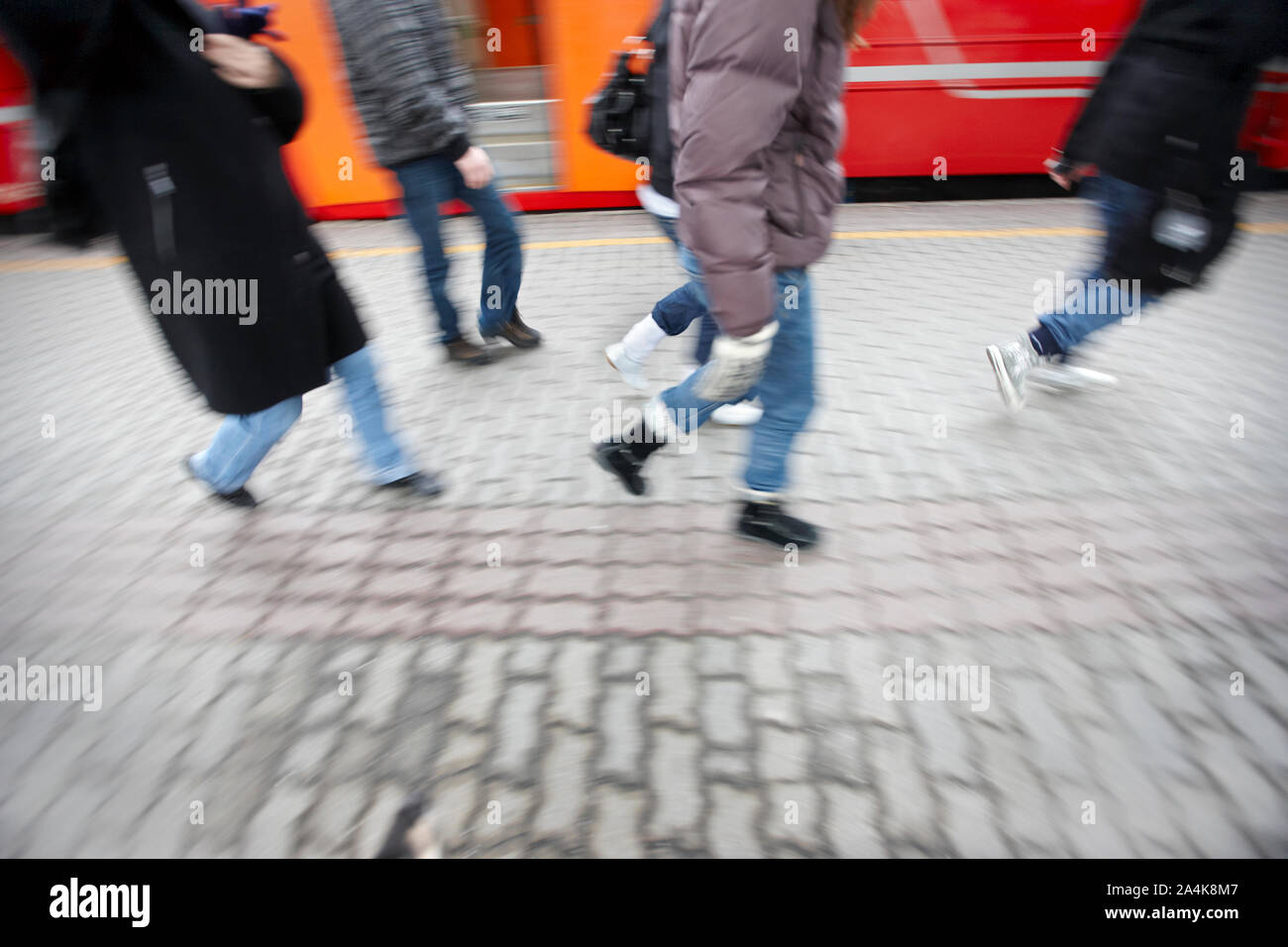 Il pendolarismo. La gente che camminava lungo il treno, Oslo. Foto Stock