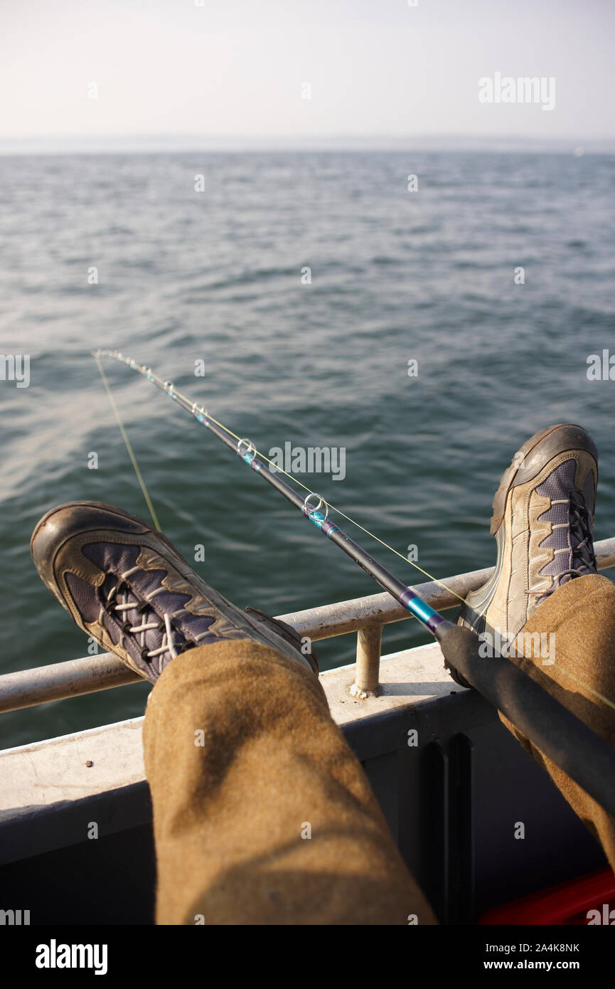 L'uomo la pesca dalla barca in Norvegia Foto Stock