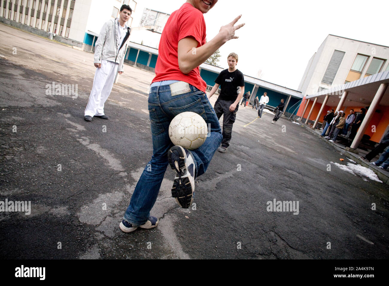 Ragazzi che giocano a calcio in schoolyard. Ragazzo che gesto. Foto Stock