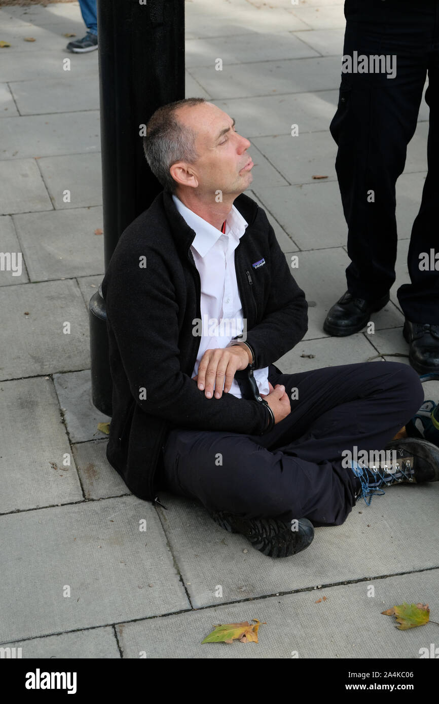 Millbank, London, Regno Unito. Il 15 ottobre 2019 il cambiamento climatico manifestanti dalla ribellione di estinzione Millbank di bloccaggio sono arrestati. Credito: Matteo Chattle/Alamy Live News Foto Stock