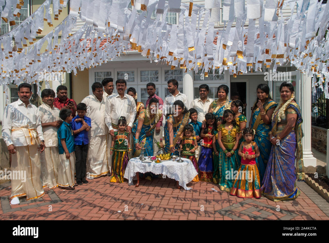 La famiglia immigrata indù decorano l'esterno suburbano della loro casa di famiglia per le figlie Ritushuddhi, anche chiamato come Ritu Kala Samskara venuta della festa rituale di cerimonia di età. Celebrando un'entrata delle ragazze nella donna dopo il menarca o la prima mestruazione. 2010S REGNO UNITO HOMER SYKES Foto Stock