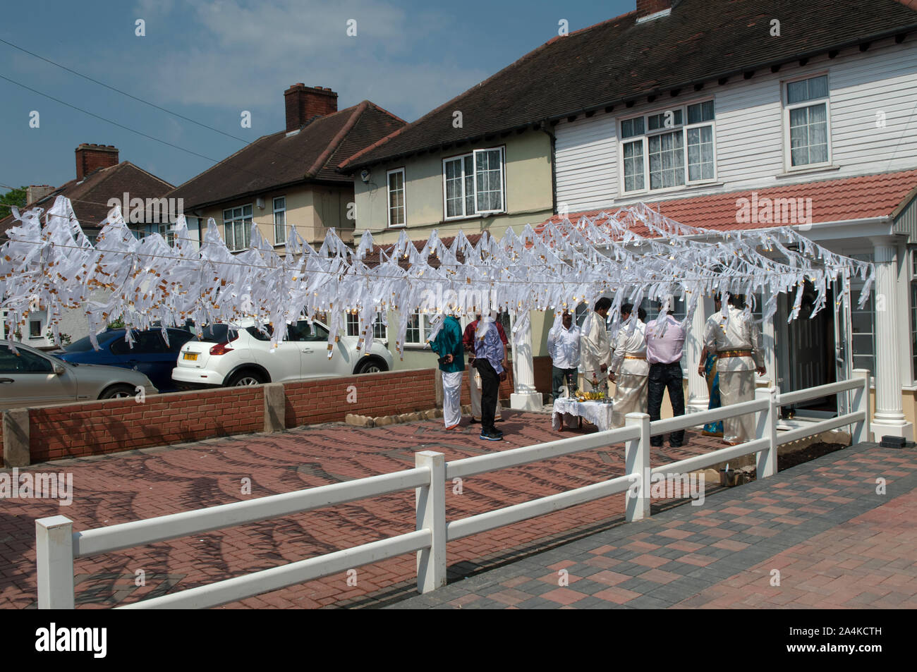 La famiglia immigrata indù decorano l'esterno suburbano della loro casa di famiglia per le figlie Ritushuddhi, anche chiamato come Ritu Kala Samskara venuta della festa rituale di cerimonia di età. Celebrando un'entrata delle ragazze nella donna dopo il menarca o la prima mestruazione. 2010S REGNO UNITO HOMER SYKES Foto Stock