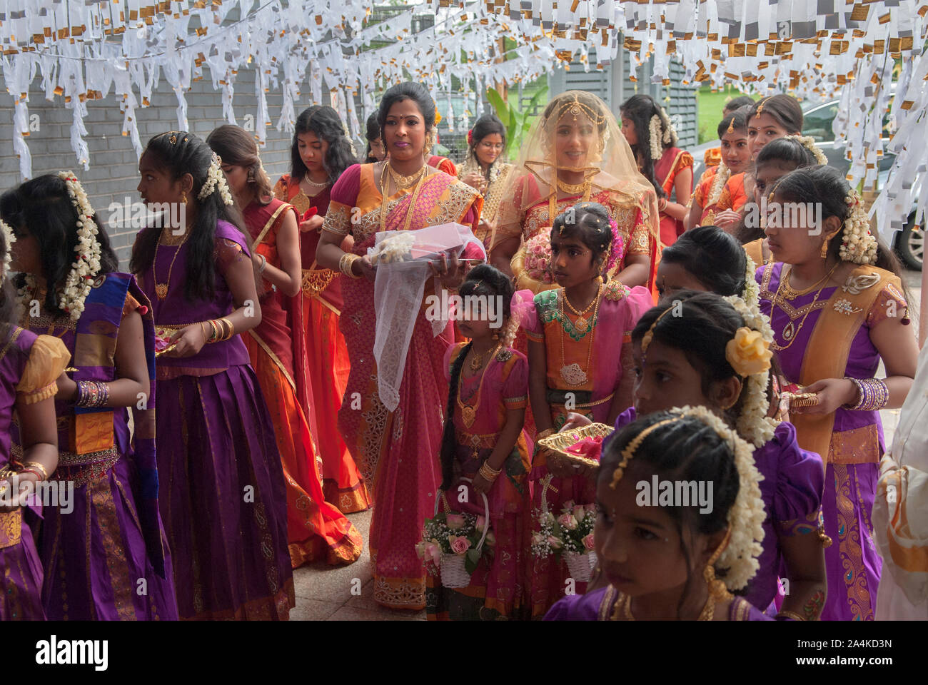 Festa di celebrazione Hindu Coming of Age Londra Regno Unito ragazza di sedici anni che indossa un velo per la prima volta con la madre alla sua destra e famiglia allargata e amici. Mitcham a sud di Londra. Sono arrivati ed entrano nel suo Ritushuddhi, chiamato anche Ritu Kala Samskara party. Una celebrazione e la transizione alla femminilità. 2010S 2016 UK HOMER SYKES Foto Stock