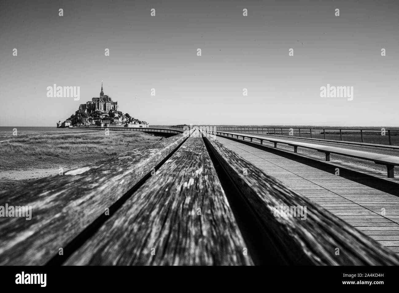 Mont Saint Michel Road e il ponte su una soleggiata giornata estiva in Normandia francia - bianco e nero Foto Stock