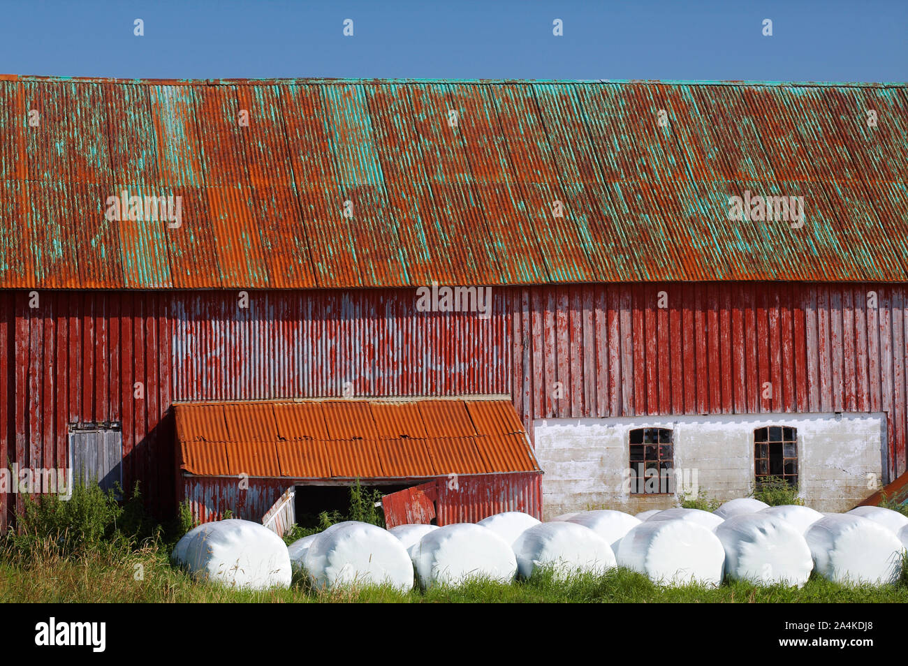 Un fienile in declino in Norvegia - e fieno in sacchetti di plastica Foto Stock