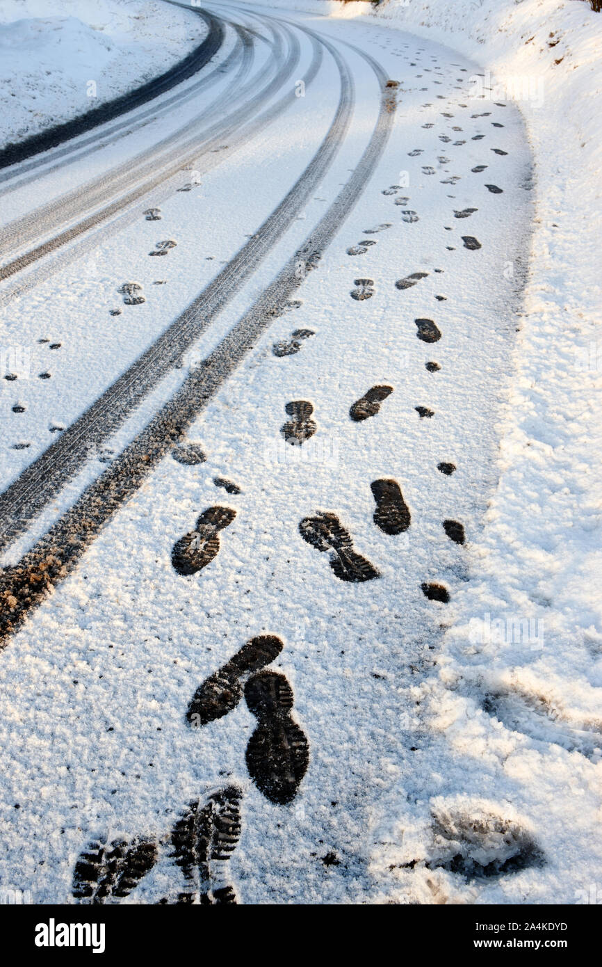 Le impronte e le tracce nella neve Foto Stock