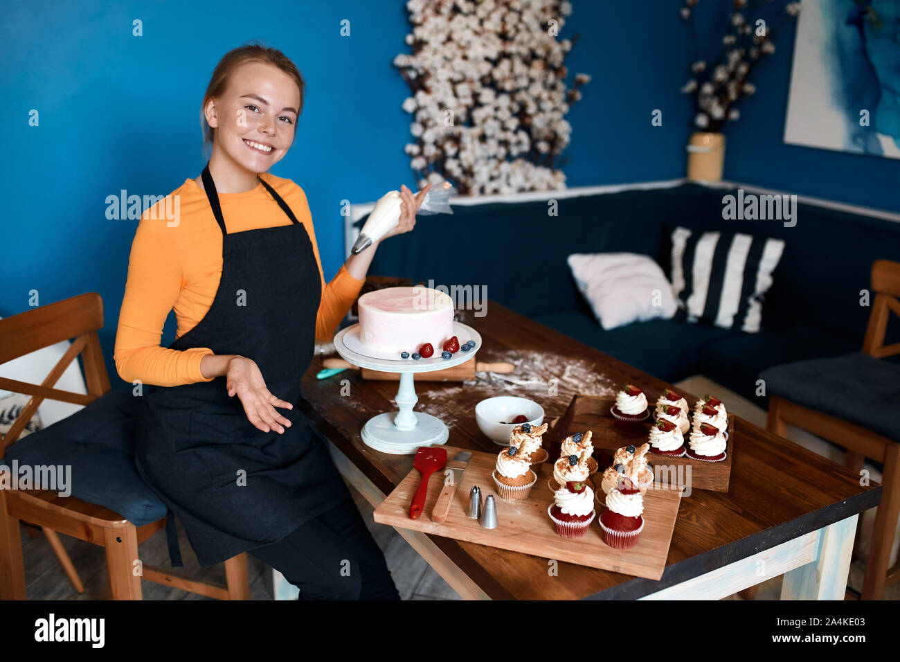 Il giovane talento professionale cuoco creativo vi insegna i segreti della cottura torta, close up foto. scuola, istruzione Foto Stock