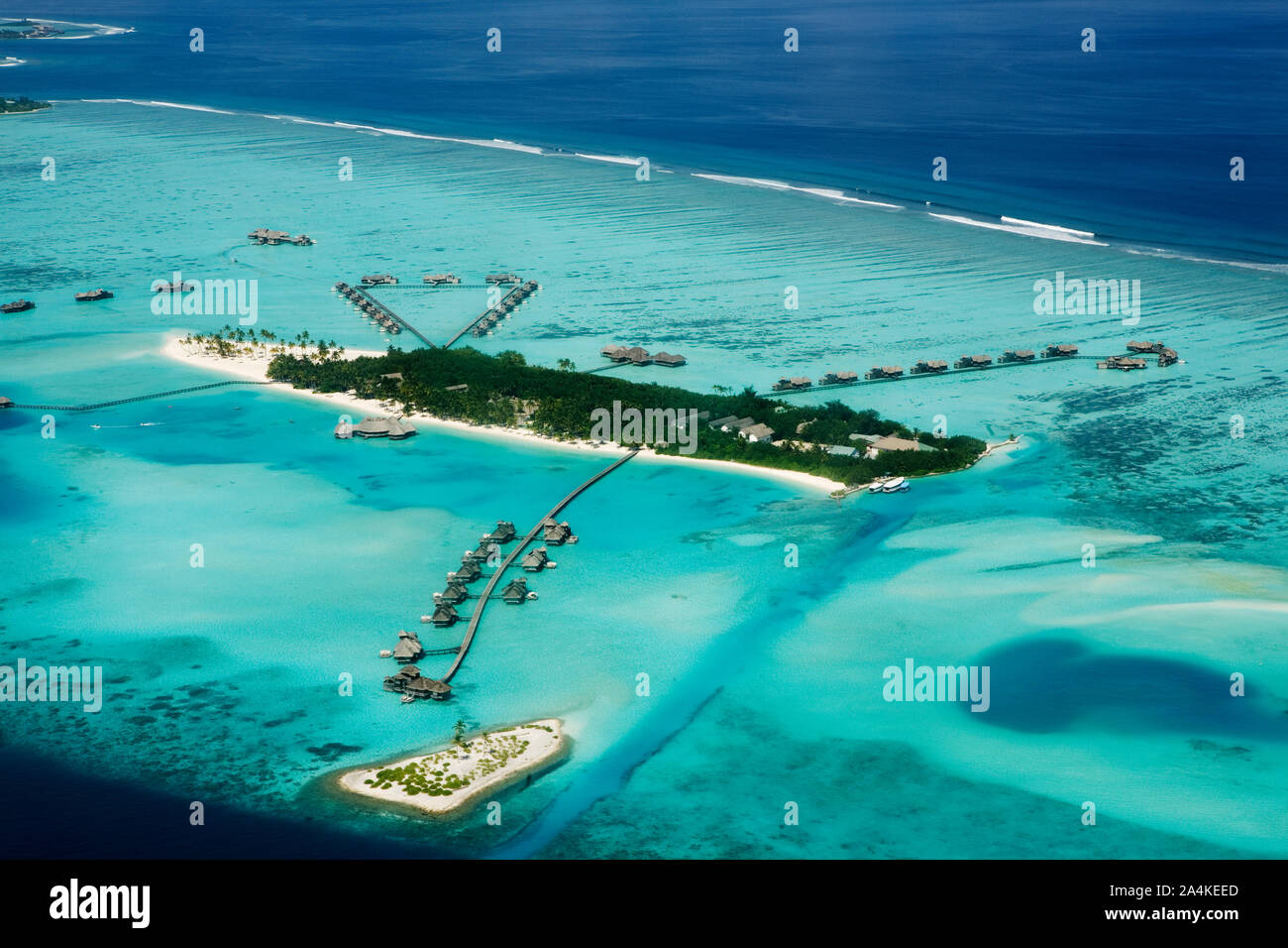 Vista aerea di acqua bungalows su le Maldive, Oceano Indiano Foto Stock