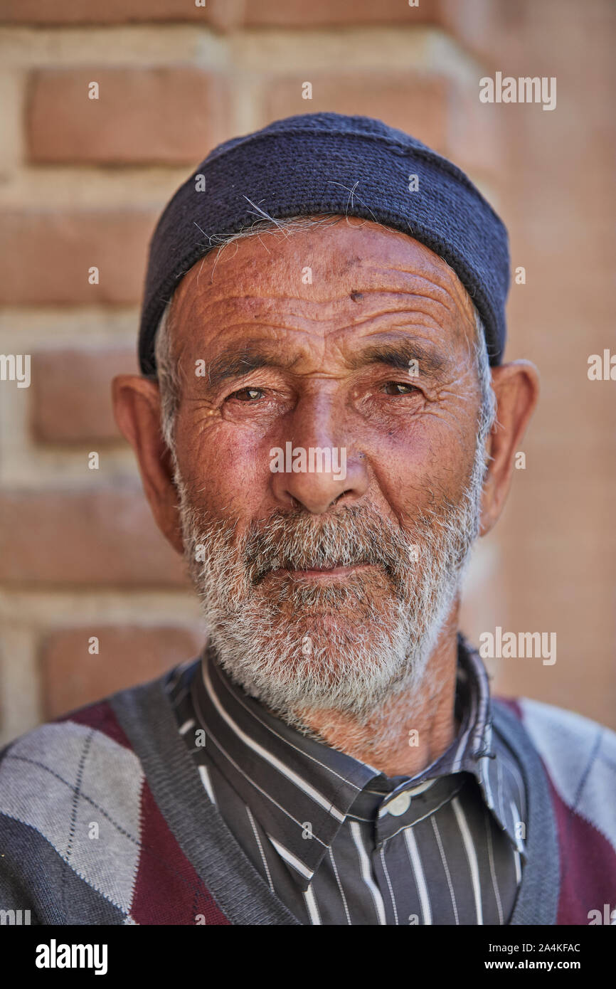Ritratto di un uomo vecchio nel cortile della casa della Costituzione (Khaneh-ye Mashrutiyat) in Tabriz, Iran, prese su 30.05.2017. I seguaci della rivoluzione costituzionale (1905-1911) si è riunito in questo Qajari burger house. Ora serve come un memoriale per i leader e Sattarkhan Baqerkhan, che ha cercato invano di imporre la regola di diritto per il loro paese contro i Qajar royal house e il russo le forze di intervento. | Utilizzo di tutto il mondo Foto Stock