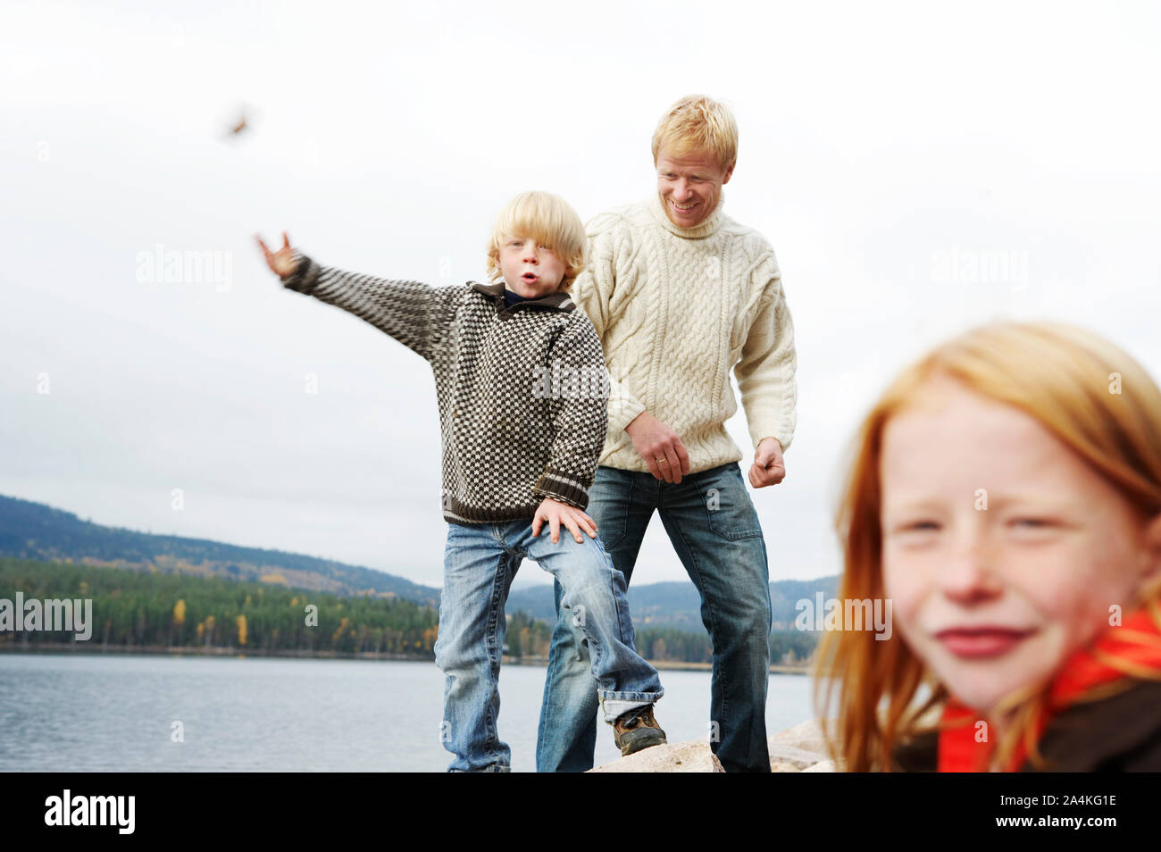 La famiglia da un lago, Norvegia Foto Stock