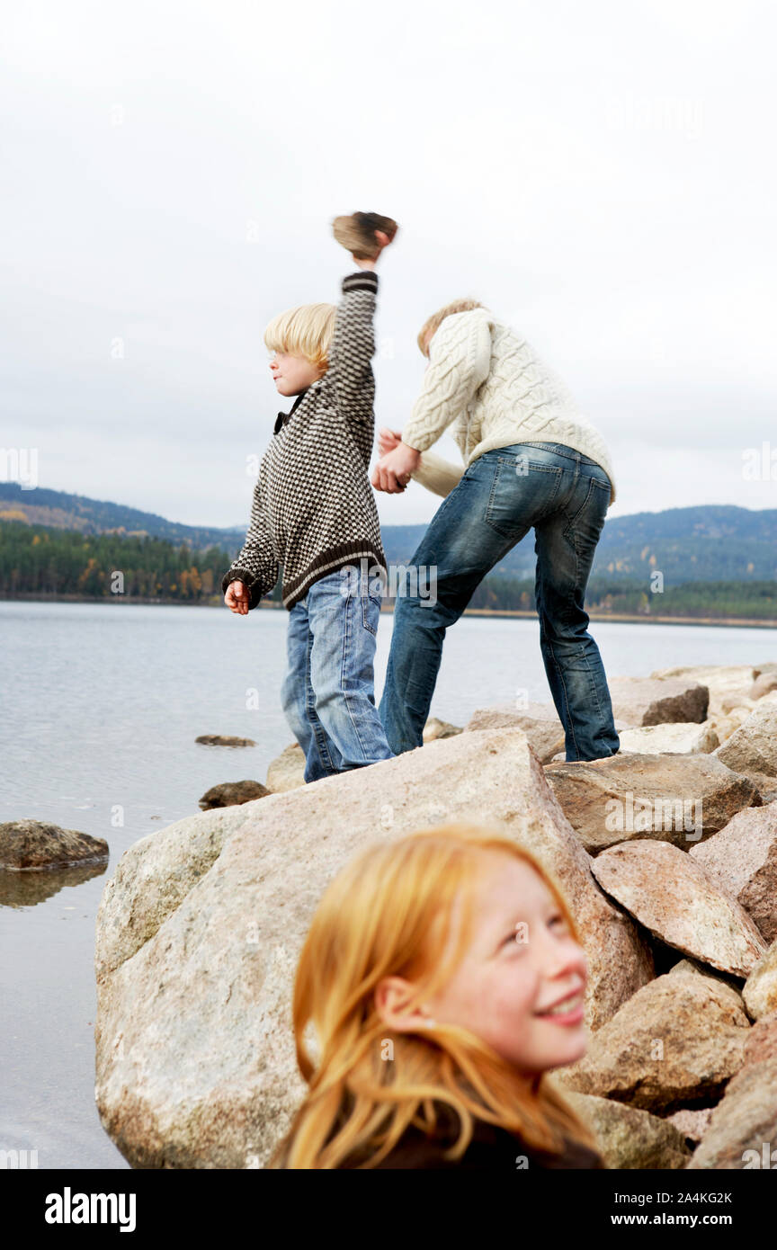La famiglia da un lago Foto Stock
