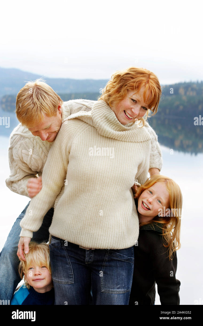 La famiglia da un lago in Norvegia Foto Stock