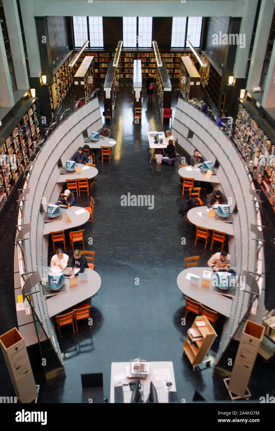 La gente in una libreria Foto Stock