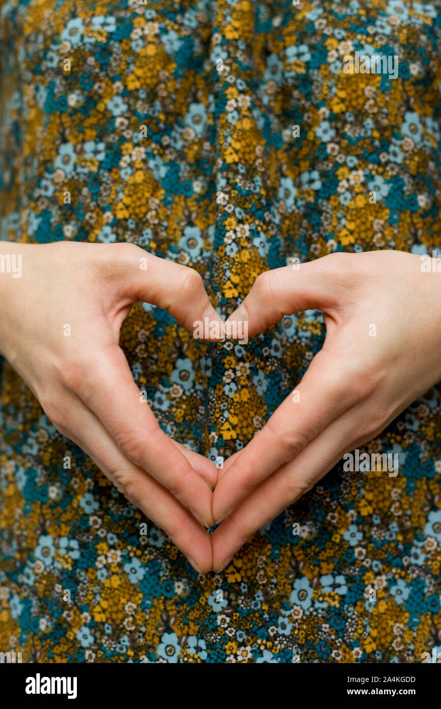 Close-up di una donna con le mani in mano Foto Stock