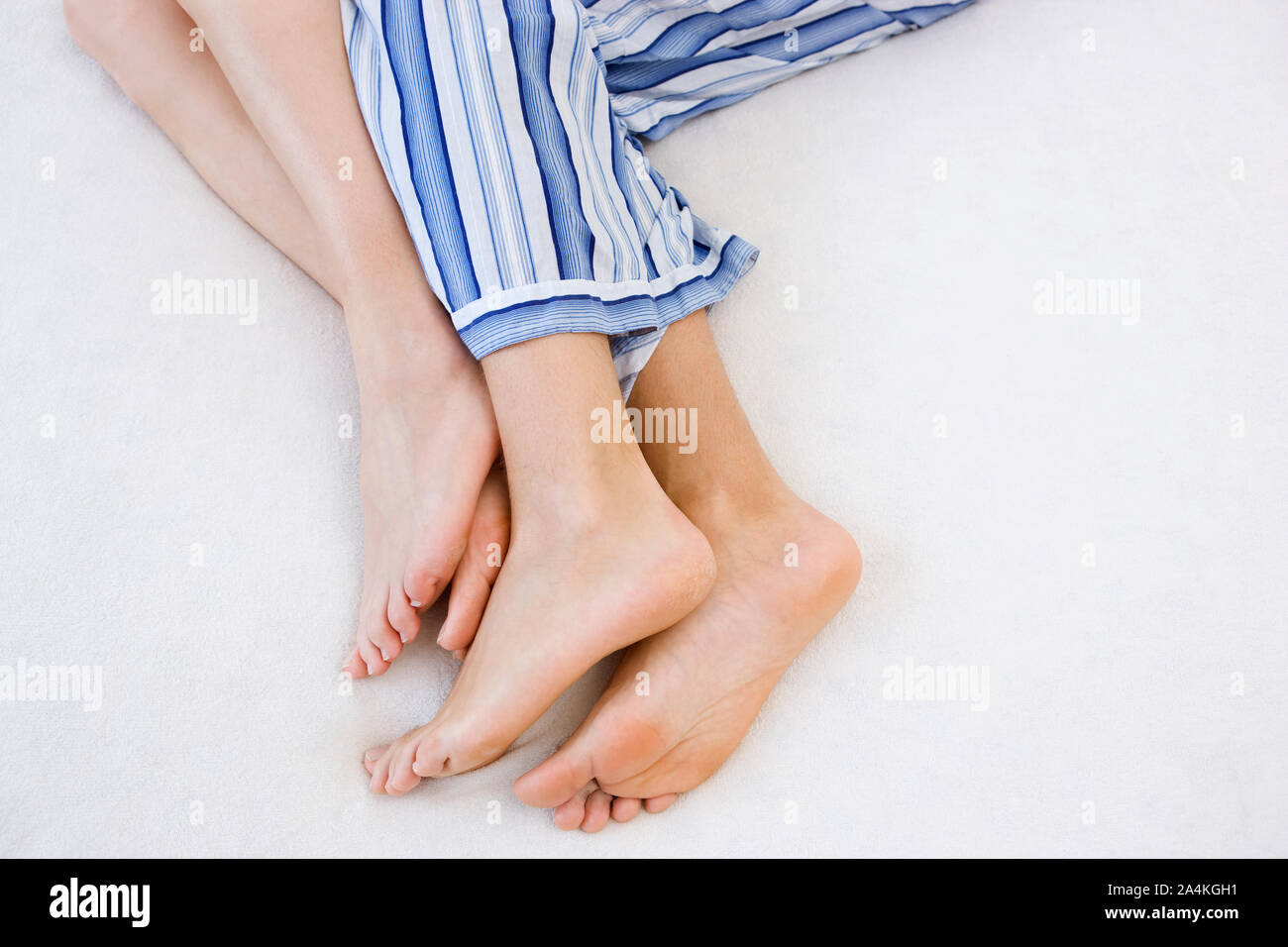 Matura nel letto spooning Foto Stock