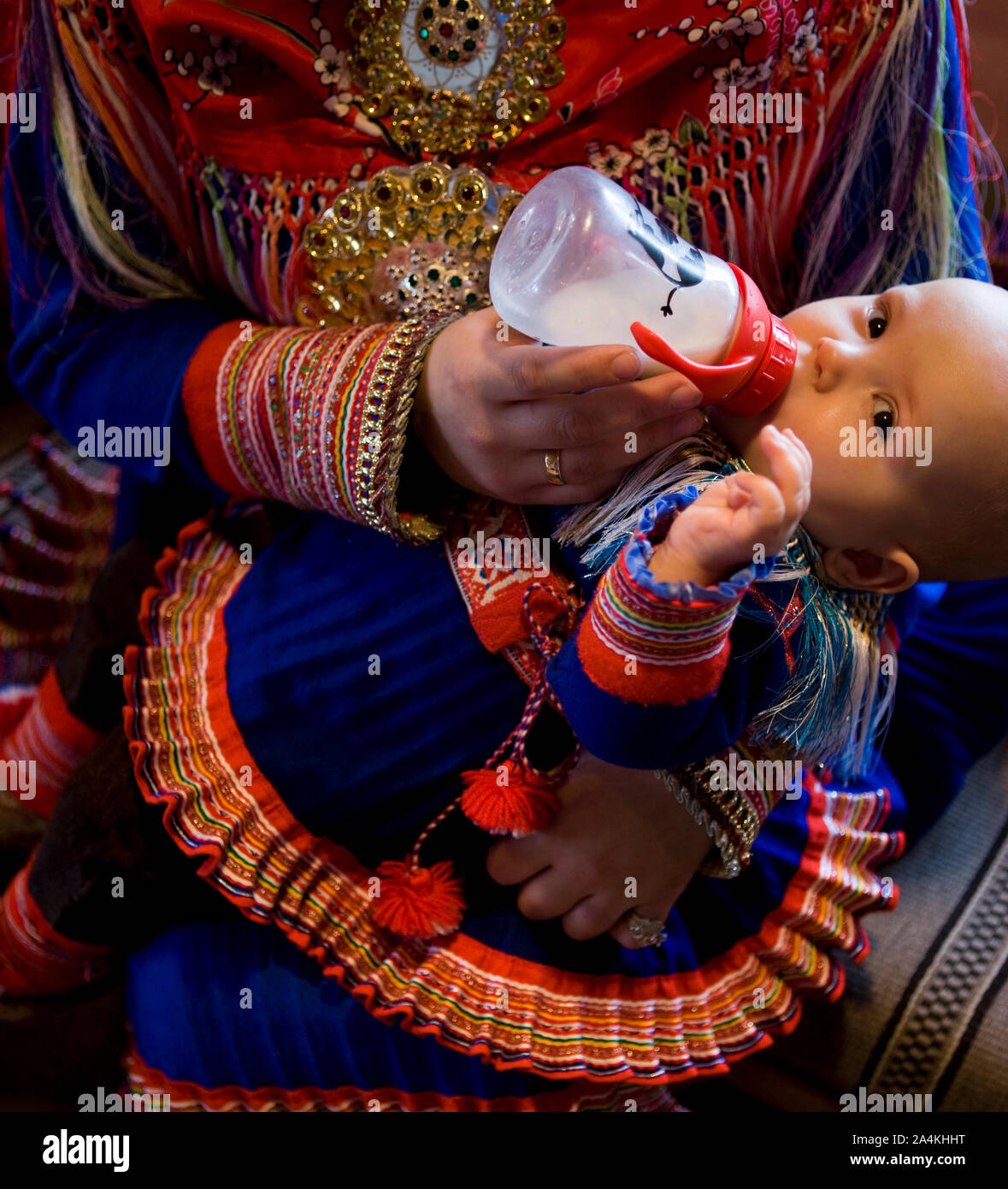 Laplander madre alimentazione bambino. Lapp / Lapps / Laplander / Lapponi / Lapplander Lapplanders / / / Sami stesso in Kautokeino, Lapponia / Lappland Foto Stock