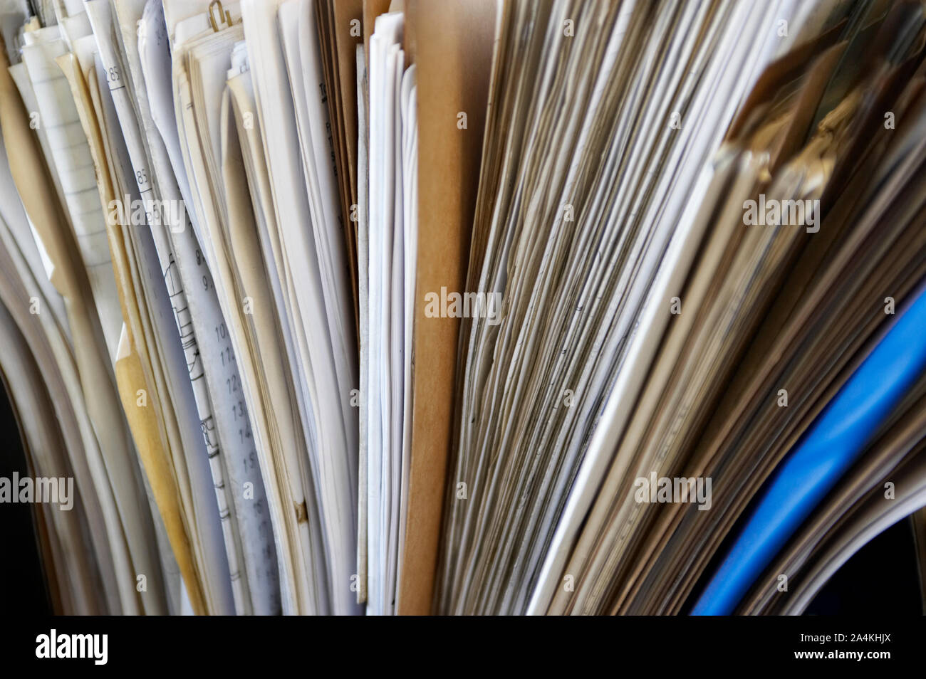 Ordine alfabetico - alphabeth - in una riga - Archiviazione di documenti - file - Ricerca - burocrazia - spazio di archiviazione - ordine storico conformità -organizatio Foto Stock