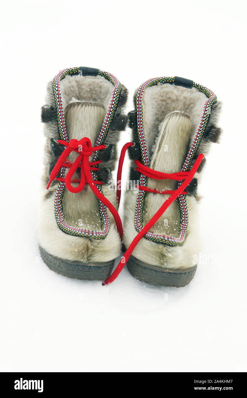 Una coppia di stivaletti in pelle di foca rosso con lacci delle scarpe Foto Stock
