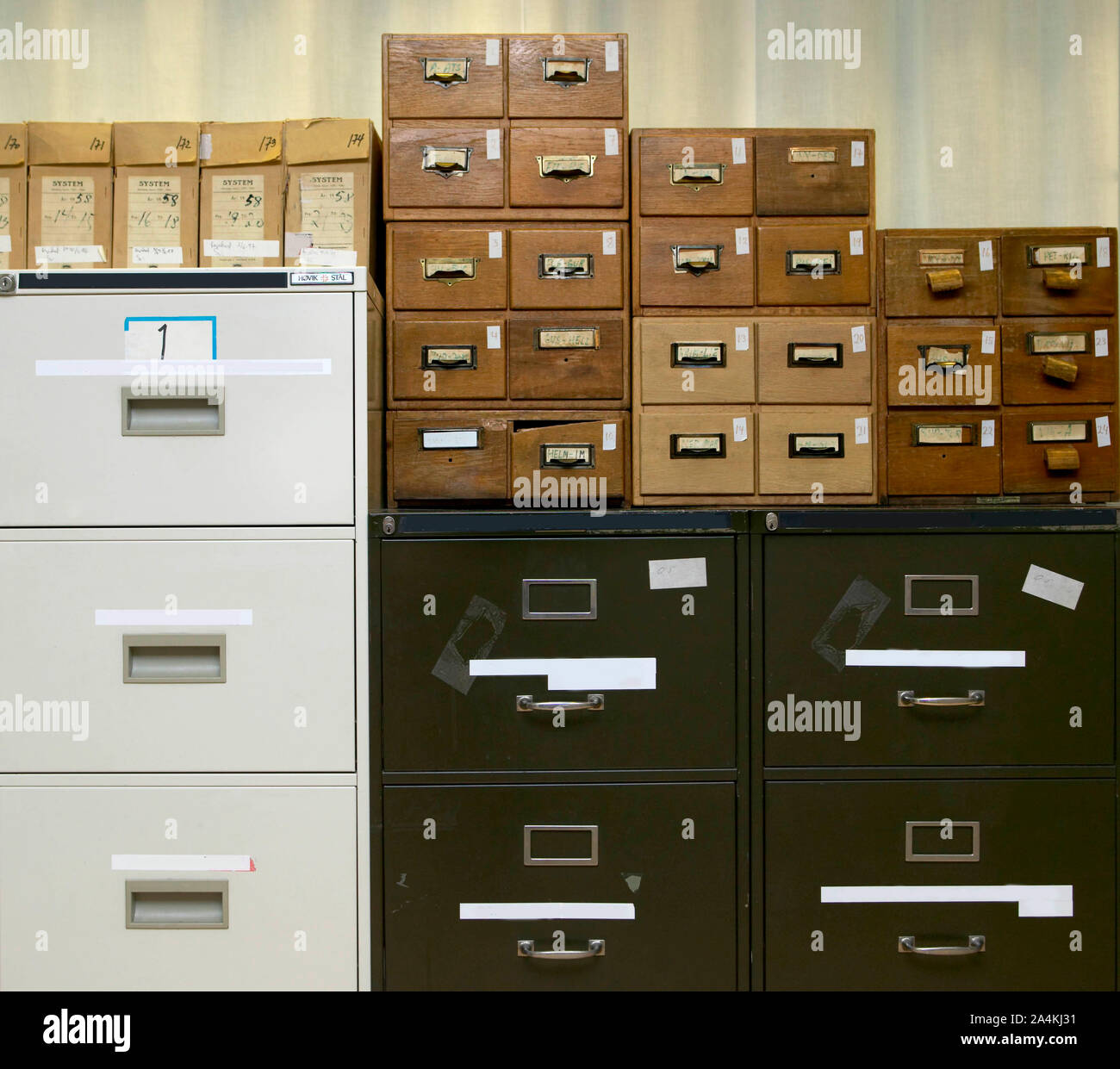 Ordine alfabetico - alphabeth - in una riga - Archiviazione di documenti - file - Ricerca - burocrazia - storage room- ordine storico conformità - organizatio Foto Stock