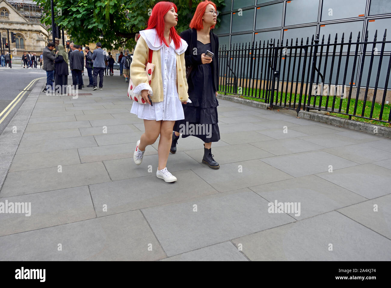 Londra, Inghilterra, Regno Unito. I turisti giapponesi con i capelli rossi in Westminster Foto Stock