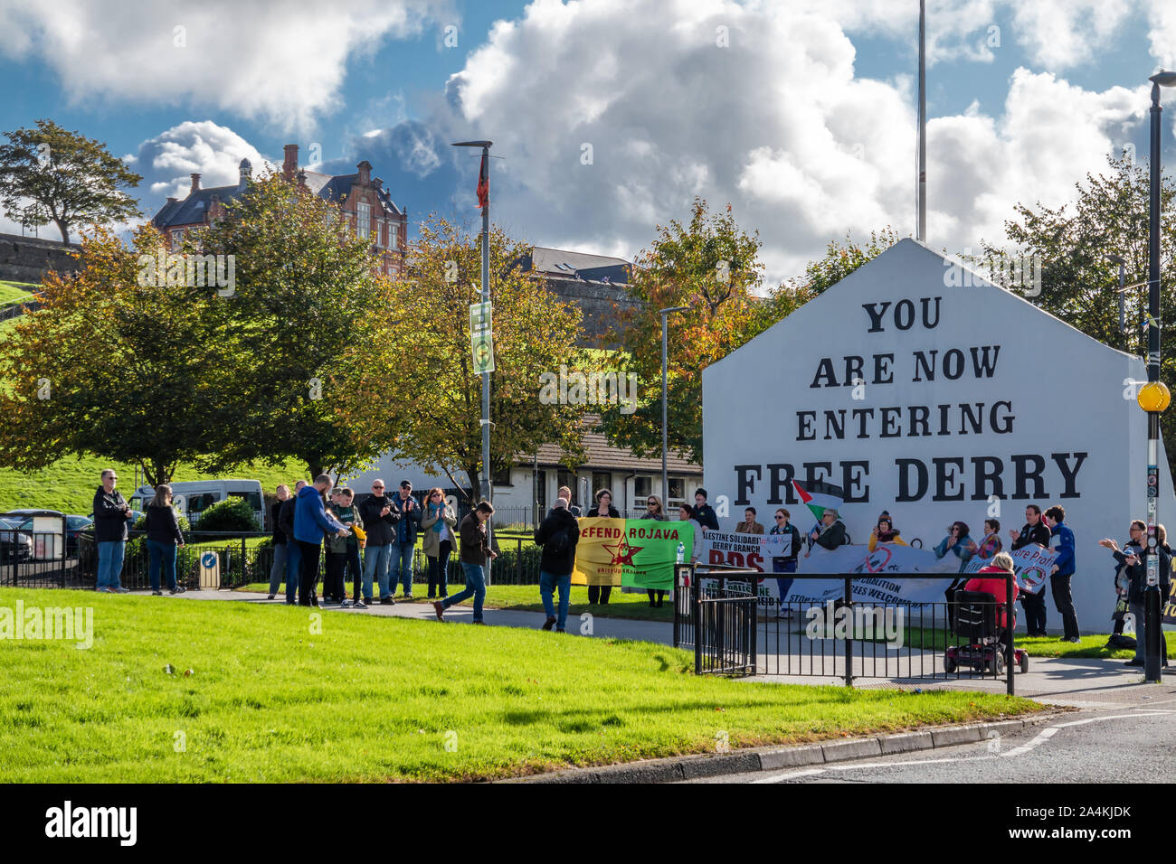 DERRY, Londonderry / IRLANDA DEL NORD - 12 ottobre 2019: persone manifestano contro la guerra davanti al Free Derry monumento. Foto Stock