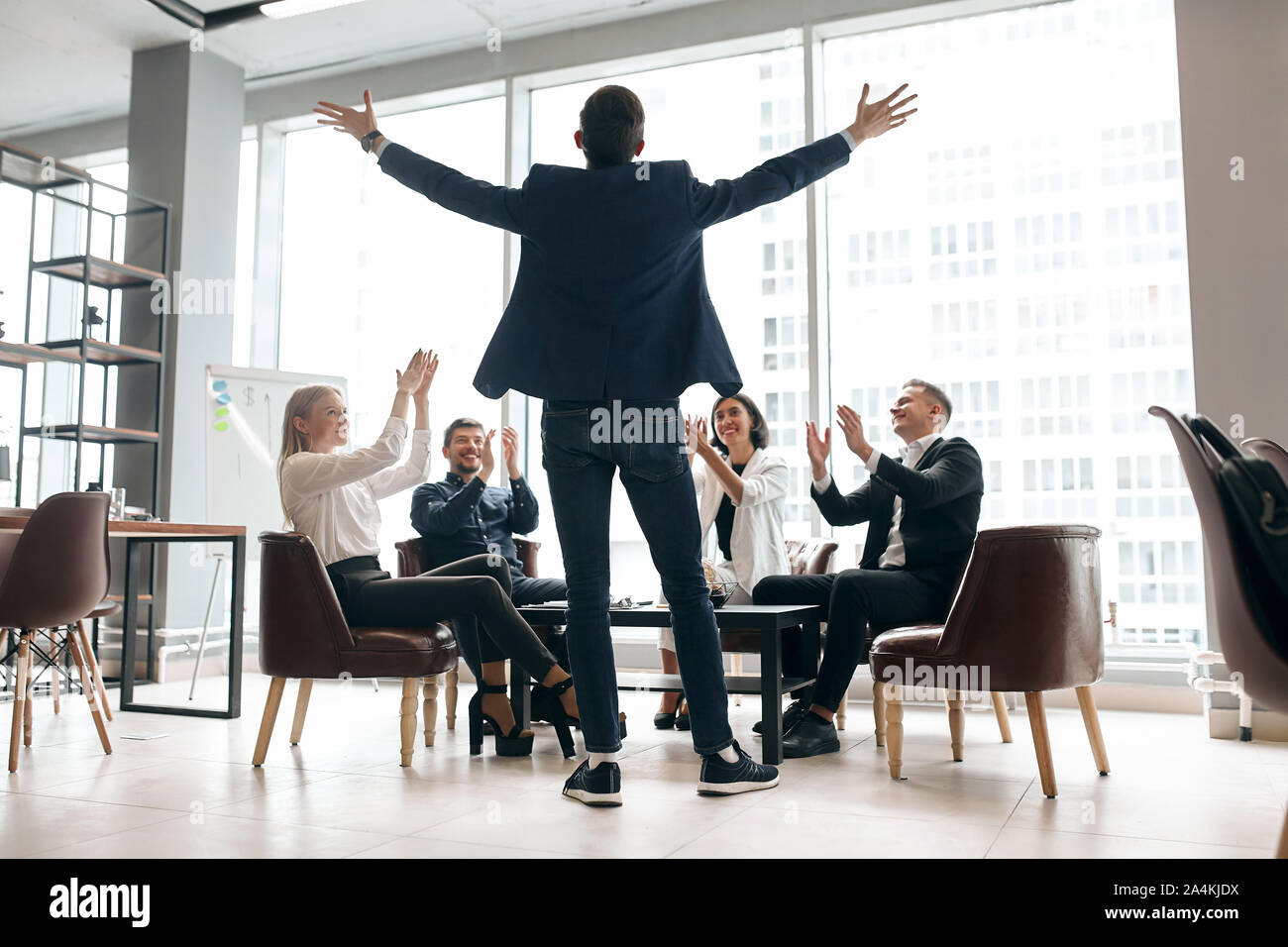 La gente di affari per congratularmi con loro collaborate con successo che egli ha fatto, vista posteriore foto. buon lavoro ben fatto. finestra panoramica in backg Foto Stock