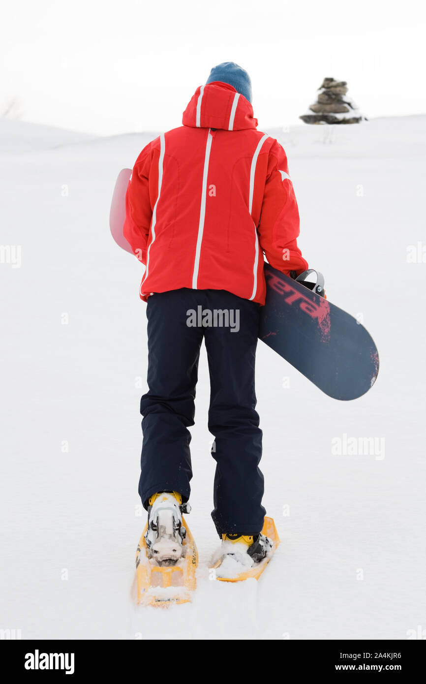Ragazzo con sci snowboard con mini-sci. Cairn. Foto Stock