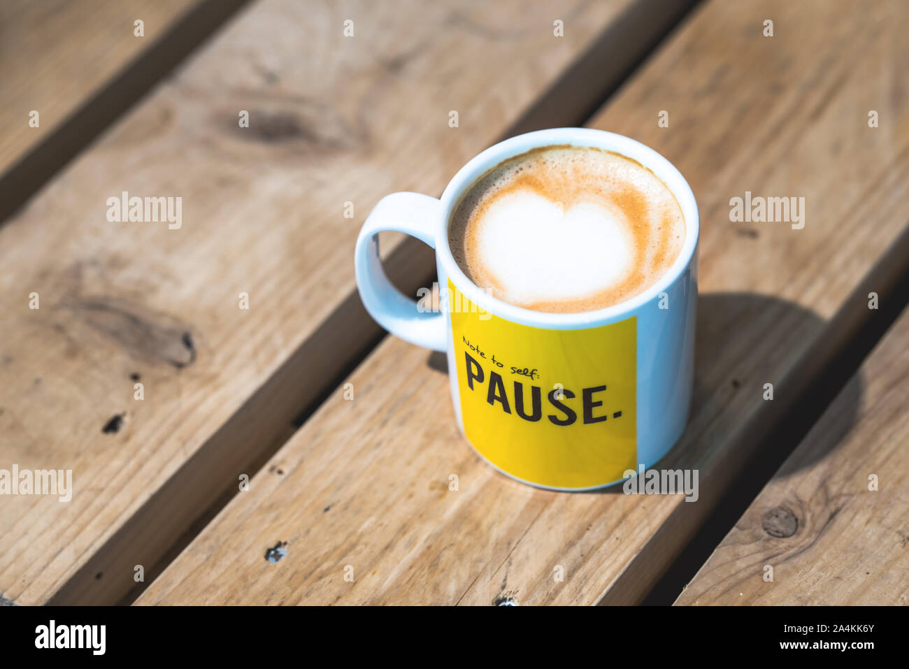 Una deliziosa tazza di caffè su di un tavolo di legno. Foto Stock